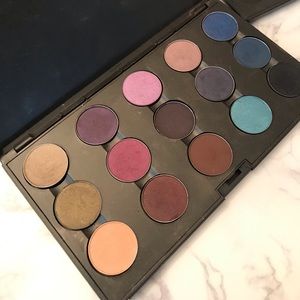 15 MAC eyeshadows plus extra eyeshadow holder!
